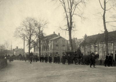 98752 Afbeelding van de begrafenisstoet bij de uitvaart van ds. G.J.A. Jonker, predikant van de Nederlands Hervormde ...